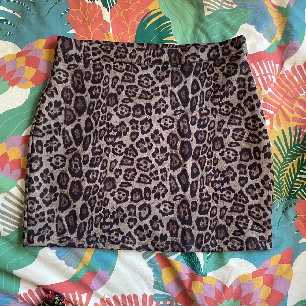 Superdown Faux Suede Leopard Mini Skirt 🤎
